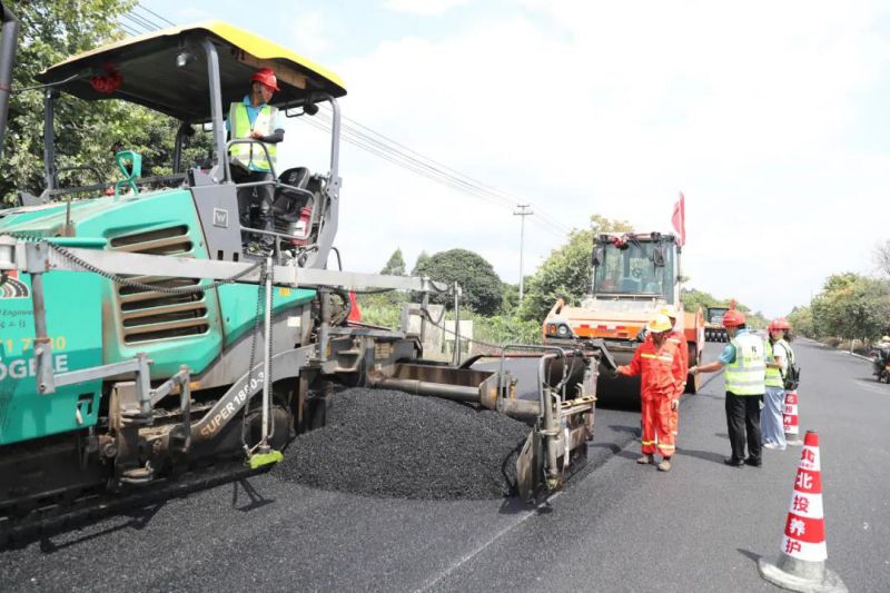 01-G322线石田至华侨农场沥青路面养护工程作业现场-.jpg