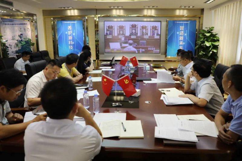 1599097008947645.jpg 1党员干部观看警示教育片1.jpg