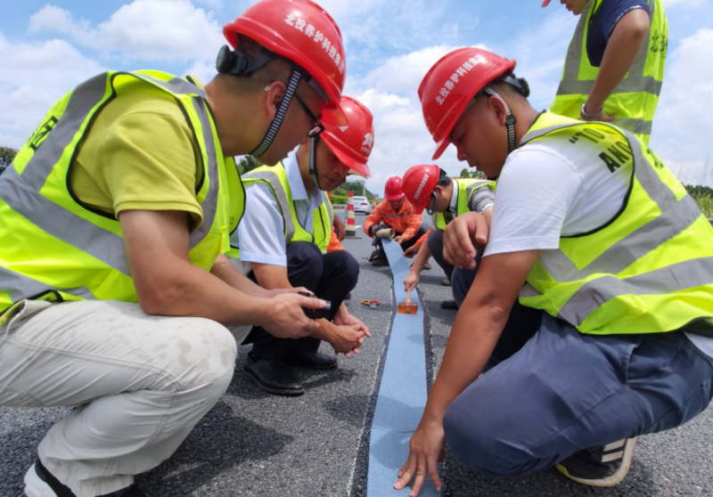 11采用新材料新工艺RK道润表面贴治理路面裂缝.png