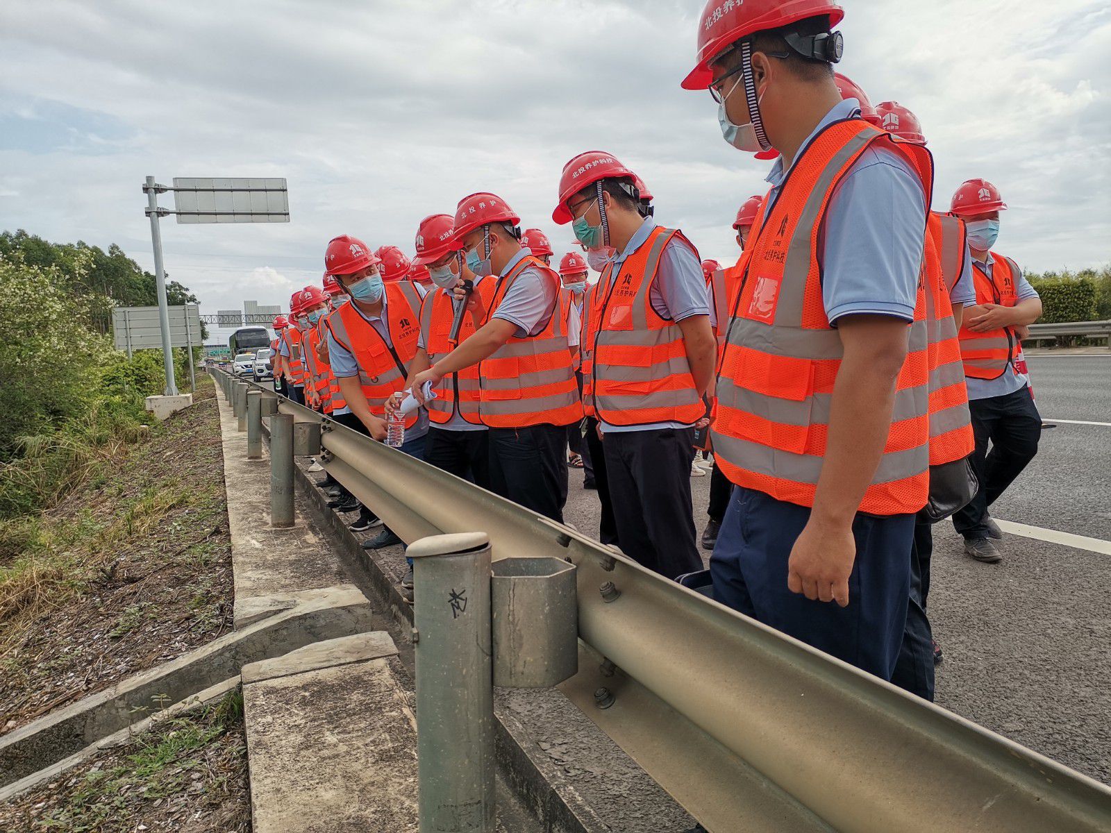 1629083015136608.jpg 图1:现场观摩项目下边坡配水系统.jpg