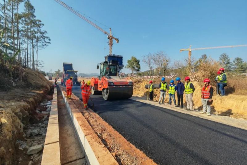 路面工程摊铺作业.jpg
